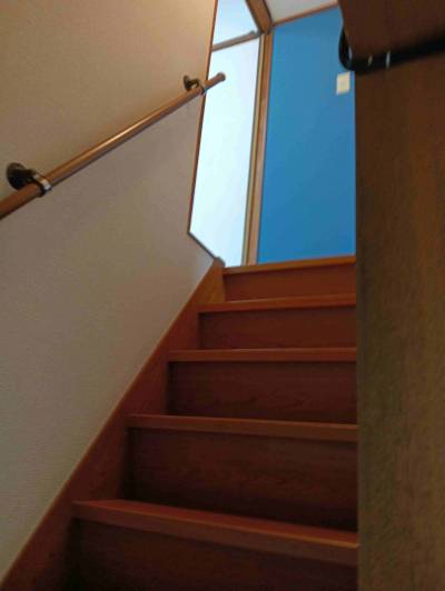 階段登りきった正面の壁紙はビビッドなブルー